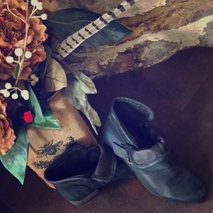 Miz Mooz Brina black leather bootie 8